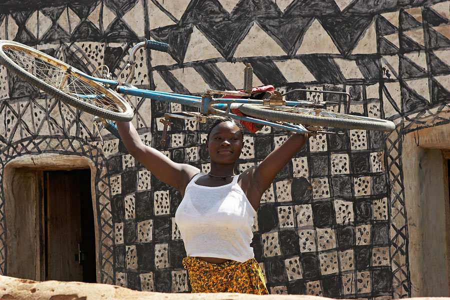 222   Woman of the Gurunsi (Kassena) tribe 